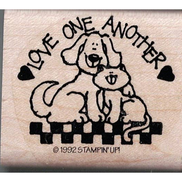 1992 Stampin' Up! LOVE ONE ANOTHER Dog & Cat Hugging Rubber Stamp - Picture 1 of 2